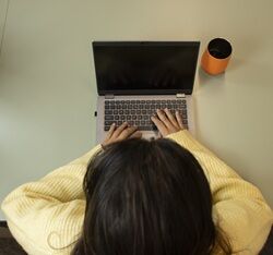  Stap 1: solliciteren Persoon zit achter laptop