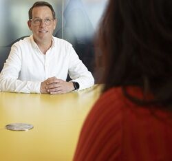  Gesprek voeren Twee personen zitten tegenover elkaar een gesprek te voeren